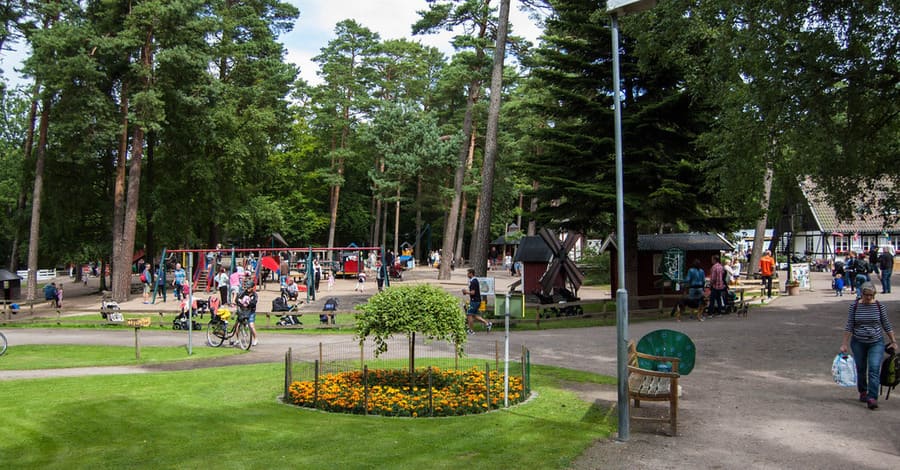 Ängelholms Hembygdspark är en kombination av äventyrspark och djurpark samt museipark